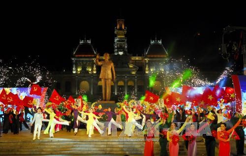 បណ្ដាសកម្មភាពវប្បធម៌វិចិត្រសិល្បះរំលឹកខួបអនុស្សាវរីយ៍លើកទី៤២ទិវារំដោះភូមិភាគខាងត្បូងវៀតណាម - ảnh 1